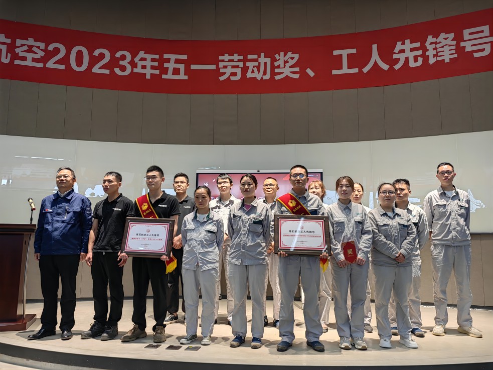 公司副總經(jīng)理魏鈺為工人先鋒號獲獎班組頒獎(縮放).jpg